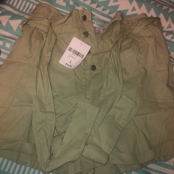 Forever 21 Belted Paperbag Shorts - Picture 2 of 2